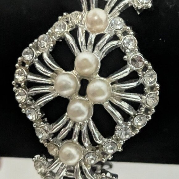 Vintage Chunky/Oversized Silver Tone Faux pearl & Crystal Bracelet - Picture 1 of 3